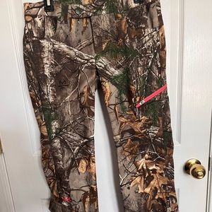 Women’s under armour real tree camp hunting pants size 6